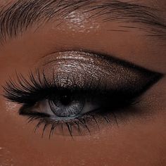 Makeup For Silver Outfit, Smokey Eye With Silver, Smokey Eye Silver, Smokey Silver Eye Makeup, Make Prata, Silver Makeup Looks For Prom, Grey Smokey Eye Makeup, Silver Smokey Eye Makeup, Eye Makeup Silver