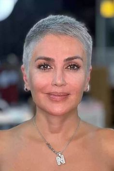 Super Short Feminine Buzz Cut for Grey Hair Short Short Hairstyles For Women, Very Short Silver Hair, Super Short Grey Hair, Short Hairstyles After Chemo, Chemo Pixie Haircut, Judy Dench Hair Pixie Cuts, Short Pre Chemo Haircuts, Short Hair Styles After Chemo, Shirt Grey Hair Styles Women