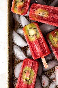 fruit popsicles with kiwi slices and ice cubes