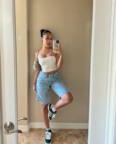 🤳🏼 Campus Outfit Jorts, Summer Tube Top Outfit, Dark Wash Jean Shorts For Spring Streetwear, Summer Jorts Outfits, Tube Top Outfit Summer, Tub Top Outfit, Summer Streetwear Washed Jean Shorts, Red Tube Top Outfit, Baggy Jean Shorts Outfit