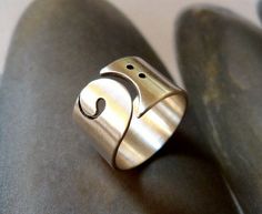 Statement Bass clef ring...pinned by ♥ wootandhammy.com, thoughtful jewelry. Bass Clef, Metalwork Jewelry, Music Jewelry, Gift For Music Lover, Ring Sterling Silver, Ring Silver, Modern Jewelry, Metal Jewelry, Ring Designs