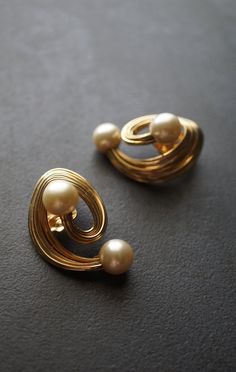 "*Please Read Complete Item Details and Information, View All Photos, and Read my FAQs prior to purchasing. Lovely pearl and gold tone wire mid century design vintage clip on fashion earrings!  These are timeless beautiful earrings that can only add to your wardrobe. I believe the pearls are glass, not positive. Comfortable on the ear. In good condition except for some patina or corrosion of the solder joints going on where the wire connects to the pearls. It's only noticeable upon close inspect Bridal Clip, Wedding Clip, Ivory Earrings, Vintage Beads Necklace, Zoom Photo, Sterling Silver Cat, Retro Earring, Mid Century Jewelry, Photo Charms