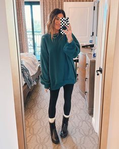 Oversized Tunic Sweatshirt Outfit, Styling A Crewneck Sweatshirt, Big Sweatshirt Outfit Leggings, Crew Neck Sweatshirt Outfit Fall, Large Sweatshirt Outfit, Casual Comfy Outfit Fall, Dressing Up A Crew Neck Sweatshirt, Oversized Crewneck Outfit Leggings, Oversized Crewneck Sweater Outfit