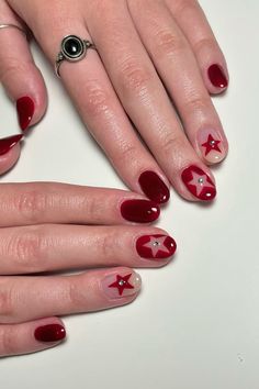 Pink And Red Nails Short, Simple Nail Polish Ideas, Short Nails Inspo Aesthetic, Easy Simple Nail Designs, Short Nail Designs Red, Red Short Nails Ideas, Short Nail Manicure Ideas, Design Short Nails, Red Nails Short