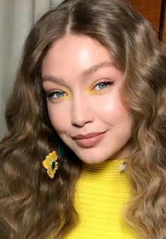 Gigi Hadid Makeup, Eye Shadow Looks, Yellow Eye Makeup, Eyeshadow Step By Step, Trendy Eyeshadow, Yellow Eyeshadow, Celebrity Makeup Looks