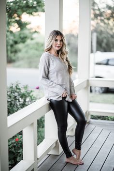 Casual Leggings For Night Out In Fall, Casual Leather Pants For Fall, Oversized Chic Bottoms For Fall, Chic Oversized Bottoms For Fall, Cozy Fall Loungewear Leggings, Trendy Fall Leggings For Loungewear, Trendy Fall Loungewear Leggings, Liquid Leggings Outfit, Styling Leather Leggings