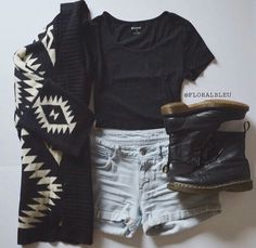 . Shorts Boots, Doc Martens Outfit, Looks Pinterest, Mode Boho, Doc Martens, Looks Style, Sweater Pattern, Black Cardigan, Street Styles