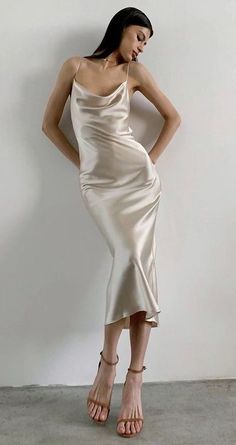 bridal ivory white midi slip satin silk dress best wedding outfits bridesmaids style wedding day Slip Dress Poses, Slip Dress Outfit Night, Silk Dress White, Silk Dresses Outfit, Party Bodycon Dress, Slip Dress Outfit, Spring Outfits Dresses, Outfits Dressy, White Slip Dress