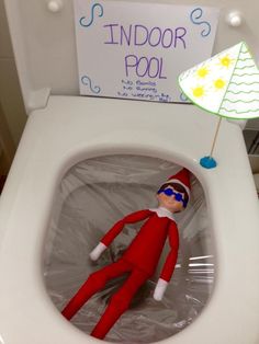 Check out this mum's hilarious and super cute elf on the shelf ideas - and find out why her family LOVE this Christmas tradition. Elf On The Shelf Pet Ideas, Elf On Shelf Funny, Elf Ideas Easy, Bad Elf, Cute Christmas Ideas, Elf Funny, Elf Kit, Awesome Elf On The Shelf Ideas, Elf Props