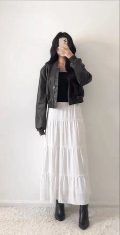 Fall Outfits With White Skirt, White Long Skirt Winter Outfit, Winter Outfits Long Skirts, Long Skirt Winter Outfit, Middi Skirt, Outfits With White Skirt, Long White Skirt, Long Skirt Winter, Simple Style Outfits