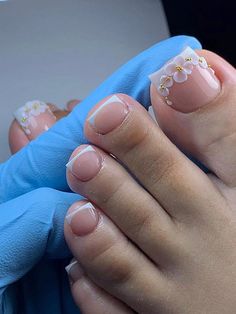 24 piezas de Puntas de uñas francesas cortas en degradado blanco con pequeña flor y diamante de imitación 3D, incluye 1 lima de uñas y 1 gelatina de gel para bodas, fiestas y uso diario de mujeres Square Toe Nails, French Toe Nails, Fake Toenails, White Tip Nails, Gel Toe Nails, Acrylic Toe Nails, Acrylic Toes, Valentine Nails, Cute Toe Nails