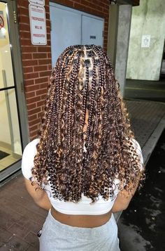 Medium Sized Goddess Braids, Short Boho Knotless Braids With Blonde, Medium Length Goddess Braids, Boho Knotless Braids Short, Color 4 Braids, Boho Braids Blonde, Short Bohemian Knotless Braids, Short Goddess Braids, Boho Knotless Braids Hairstyles