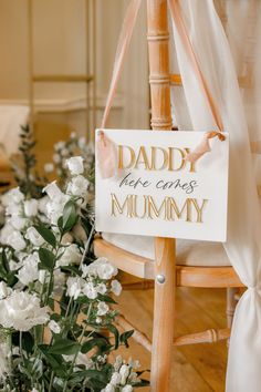 a wooden chair with a sign on it that says daddy like one's mommy