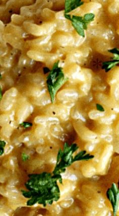 macaroni and cheese with parsley on top