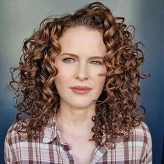 smart hairstyle for curly hair Shoulder Length Curly Hair Cuts, Hair Cuts Styles, 3a Curls, Smart Hairstyles, 2023 Hairstyles, Haircuts Medium, Mom Hair, Balayage Blond