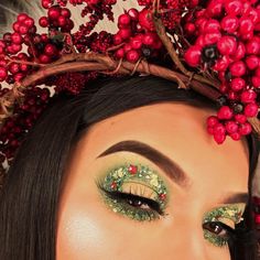 Christmas Wreath Eye Makeup Is the Most Festive Holiday Look on Instagram Festive Holiday Makeup, Holiday Makeup Looks, Holiday Makeup, Christmas Makeup, Creative Eye