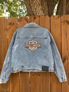 Authentic vintage garment in good shape, no holes or rips. Minor flaws are shown in photos. Contact me if you have any questions. Returns are accepted with a 20% of restock fee. Buyer pays for return. No cancellations. Harley Outfits For Women, Motorcycle Outfits For Women, Harley Davidson Jackets Women, Thrift Bundle, Harley Davidson Jean Jacket, Bike Harley, Country Fits, Womens Denim Vest