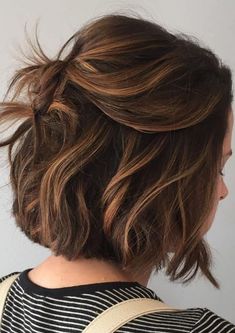 Highlights Brown Hair Short, Brown Bob Hair, Short Dark Brown Hair, Brown Bob, Shoulder Length Bob, Fesyen Rambut, Short Brown Hair, Vlasové Trendy, Caramel Hair