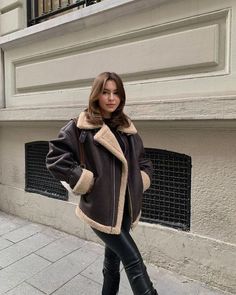 Shearling jackets trend outfit inspiration Brown Jacket, Mode Inspo, Winter Jackets Women, Only Fashion, Looks Style, Winter Fashion Outfits, Looks Vintage, Fall Winter Outfits, Womens Fashion Trends