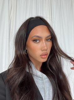 Thick Headband Aesthetic, Thick Black Headband Outfit, Cotton Headband Outfit, Headband Trend 2023, Headband Hairstyles 2023, Thick Black Headband Hairstyles, Thick Headbands Hairstyles, Black Thick Headband, Elastic Headband Outfit