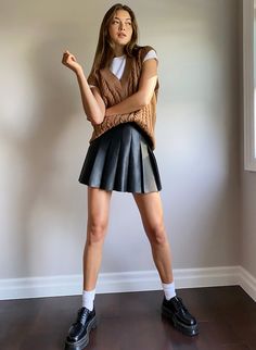 Leather Tennis Skirt Outfit, Leather Tennis Skirt, Pleated Miniskirt, Mini Skirt Style, Olive Skirt, Leather Skirt Outfit, Tennis Skirt Outfit, Leather Pleated Skirt, Miniskirt Outfits