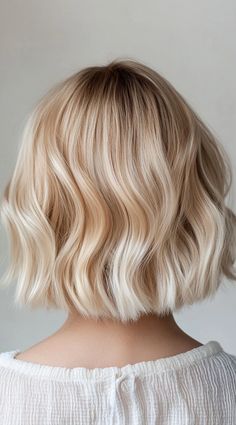 23 Winter Highlights for Blondes: Gorgeous Color Ideas to Warm Up Your Look | LooksNiceOnMe Light Butter Blonde Hair, Winter Time Blonde Hair, Buttercream Blonde Hair, Champagne Highlights Blondes, Winter Golden Blonde Hair, Hairstyle Tricks, Blond Hair Fall 2024