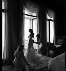 Post Nuptial Photography Photo Ideas, Natural Wedding Pictures, Classic Elegant Wedding Photos, B&w Wedding Photos, Bridal Photoshoot Indoor, Timeless Bridal Portraits, Detailed Wedding Photos, Wedding Photography Mood Board, Wedding Pictures Black And White