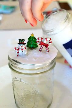 Jar Snow Globes, Diy Christmas Gifts For Friends, Snowman Diy, Creative Christmas Crafts, Clear Christmas Ornaments, Snow Globe Crafts, Jars Snow, Diy Mason Jar