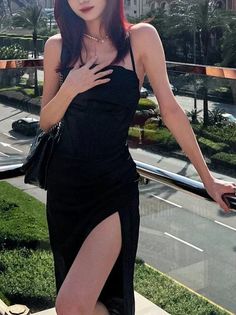 Старовинні випускні сукні 90 -х, чорне спагетті -ремінь Black Slip Dress With Side Slits, Night Out Dress With Spaghetti Straps And Split Design, Night Out Dress With Split Design And Spaghetti Straps, Spaghetti Strap Dress With Split Design For Night Out, Black Maxi Dress With Side Slits And Spaghetti Straps, Chic Black Slip Dress With Side Slits, Black Maxi Dress With Split Hem For Summer, Y2k Style Sleeveless Evening Dresses, Black Square Neck Slip Dress For Party