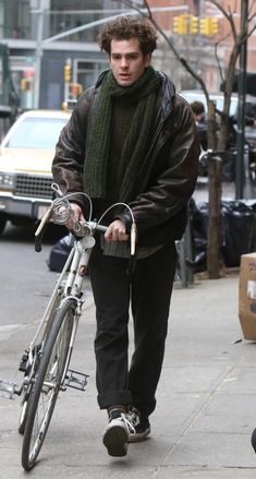 Andrew Garfield Street Style, New York Aesthetic Snow, New York Fashion Winter, Early Winter Outfits, Street Style Runway, Outfits Winter Aesthetic, Winter 2024 Fashion Trends, Bella Hadid Street Style, Winter Nyc