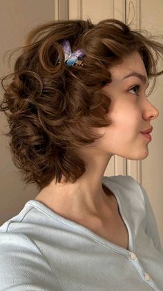 Wavy Short Haircuts, ليلي كولينز, Rachel Green Hair, Messy Curls, Hair Pixie