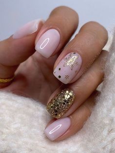 short milky white nails with a gold glitter accent Classy Gold Nails, Easy Toe Nail Art, Toe Nail Art Designs, Nail Art Designs For Beginners, Manicure Essentials, Simple Toe Nails, Winter Glam, Silver Nail Designs, Gold Nail Designs