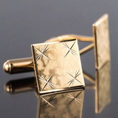 Pair of cufflinks in 18 karat yellow gold, eagle's head hallmark. Square shaped, these retro cufflinks are chiseled with four stars on a matte background. The attachment system is an articulated stick. Height: 12.8 mm, Width: 12.8 mm approximately, Thickness: 0.7 mm, Carabiner length: 18.9 mm. Total weight of the jewel: approximately 7.4 g. Authentic antique jewel - French work from the 1970s.  Very sober gold cufflinks. Gold Cufflinks, Eagle Head, Hallmark, Cufflinks, 1970s, Fine Jewelry, Yellow Gold, Yellow, Gold