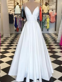 En linje V nakke spaghetti stropper hvite promkjoler, v nakke hvite formelle gradering kveld kjoler Evening Dress Outfit, Prom Dresses V Neck, White Prom Dresses, Simple Evening Dress, Prom Dresses Simple, White Prom, Dresses V Neck, Dress Display, White Evening Dress