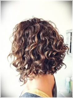 Curly or Wavy Haircuts 2019 #curlyhaircuts2019 #wavyhaircuts #wavyhaircuts2019 Kręcony Bob, Inverted Bob Hairstyles, Wavy Haircuts, Colored Curly Hair, Trendy Hairstyle, Easy Hairstyle, Penteado Cabelo Curto