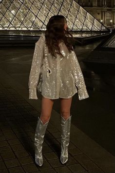 Shiny Outfit Aesthetic, Fashion Outfits Red Carpet, Silver Outfits For Women Plus Size, Outfit Ideas With Silver Boots, Disco Vibes Outfit, Disco Fits Party, Beyoncé Tour Outfits, Eras Tour Outfit Winter, Summer Disco Outfit