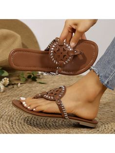 Marrón De moda Collar     Embellished Brown Slip-on T-strap Sandals For Summer, Beach T-strap Toe Post Sandals, Trendy T-strap Sandals With Adjustable Single Toe Strap, Adjustable Flat Heel T-strap Sandals For Beach Season, Flat T-strap Sandals For Beach And Summer, Flat T-strap Sandals For Beach Vacation, Flat T-strap Sandals For Beach In Summer, Flat Heel T-strap Sandals For Beach Vacation, Summer Beach T-strap Toe Post Sandals