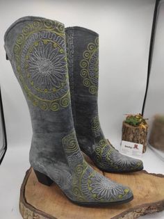 This is handmade genuine leather custom made cowboy style boots.  Made with natural leather and vintage gray suzani tapestry.  Every size available.  Pointy toe, 2 inches 5 cm heel.  Knee high.  Custom made. If you need wider calf size please send us your calf size from widest part.  If you like to have low heel round toe please contact with us.  To make custom boots NO extra charging.  * Your order boots colour can be little different than photos. Handmade and natural.  We have door to door exp Suzani Tapestry, Cowboy Boots Vintage, Hippie Shoes, Black Biker Boots, Embroidery Boots, Festival Boots, Womens Boots Flat, Comfy Boots, Riding Boots Fashion