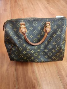 Gorgeous vintage LOUIS VUITTON. It has its shape, but it is slightly losing its shape,no weird stains or smells, good condition no scuffs or tears. 100% authentic. Smells Good, Louis Vuitton Purse, Purse Vintage, Clip Wallet, Christmas Deals, Vintage Louis Vuitton, Money Clip Wallet, Money Clip, Purse Wallet