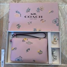 Coach Dandelion Floral Print Wristlet With 2 Charms Boxed Gift Set Y2k Shoulder Bag, Aesthetic Bags, Coach Gift, Bags Coach, Fancy Bags, Coach Wallet