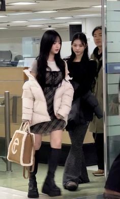 Haerin Fashion Style, Kpop Idol Fashion Outfits, Hanni Pham Outfit, Haerin Style Outfit, Haerin New Jeans Outfit, New Jeans Outfits Kpop, Newjeans Airport Fashion, Newjeans Fits, Newjeans Outfits Inspired