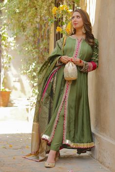 Aashna is a front open kalidaar olive green frock, it has zari and resham embroidery chatapatti and samosa lace detailings on neckline and front, and gota lace on daaman. The sleeves have heavy embroidery, organza pleat details, dhanak and samosa lace finishing. Dupatta has gold screen printing design with pink paltawa to complete the look. Embroidery Organza, Simple Dress Casual, Resham Embroidery, Latest Dress Design, Frock For Women, Pakistani Wedding Outfits, Pakistani Fancy Dresses, Pakistani Fashion Party Wear, Beautiful Pakistani Dresses