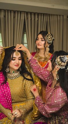 Bride Friends Photography, Yumna Zaidi Pics, Friends Photography Poses, Bridal Runway, Sister Poses, Yumna Zaidi, Sisters Photoshoot, Bride Photography Poses, Pakistani Wedding Outfits