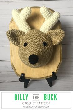 a crocheted deer head on top of a wooden tray with the words billy the buck above it