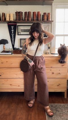 Kelsey Goodrich (@thegoodrichwife) • Fotos e vídeos do Instagram Kelsey Goodrich, Therapist Outfit, Mom Style Fall, Boho Wear, Natural Clothing, Mama Style, Colored Pants, Ootd Style, Curvy Outfits