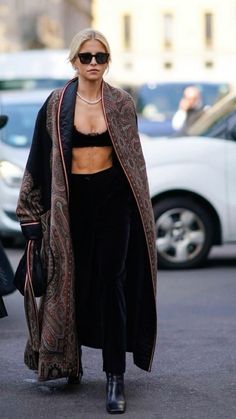 Caroline Daur, Black Velvet Pants, Lace Bras, Kimono Outfit, Mode Kimono, Belle Silhouette, Quoi Porter, Velvet Pants