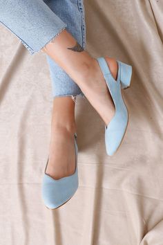 Información del Producto;
 Los tamaños del cuerpo varían según las marcas. 
Puedes tomar las medidas de tu producto favorito o consultar la tabla de tallas de productos para elegir la talla adecuada para ti. Light Blue Heels, Blue Block Heels, Blue Bridal Shoes, Bridal Shoes Low Heel, Blue Suede Heels, Blue Wedding Shoes, Wedding Flats, Blue Suede Shoes, Blue Bridal