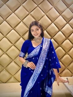 Girlish Look Saree For Wedding, Blue Saree Bridal Look, Blue Saree Jewellery Ideas, Simple Bride Indian, Traditional Bengali Saree Look, Bengali Saree Look Simple, Blue Saree Makeup Look, Royal Blue Saree Look, Bengali Saree Traditional