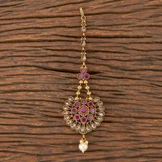 Plain Gold Tikka Antique Maang Tikka Height = 145 mm || Width = 40 mm Classic Design Antique Maang Tikka Whether you are the bride or sassy bridesmaid, no lehenga is complete without a maang tikka. This Kundan pearl maang tikka is perfect to steal the show with its elegance . The meticulous attention paid to the craftsmanship makes it an epitome of jewelry inspiration. 100% Satisfaction Guarantee: Long Lasting Plating, High-Quality Stones. Gifting: This charming maang tikka comes in a beautiful Luxury Elegant Tikka With Stone Work, Luxury Elegant Gold Tikka, Pearl Maang Tikka, Gold Maang Tikka, Gold Tikka, Tikka Indian Jewelry, Maang Tika, Matha Patti, Maang Tikka