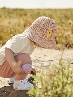 Hippie days sun hat in blush from Kit & Wilder. The perfect blush straw hat with sunflower designs for your hippie flower child. Protect your summer baby from the sun without sacrificing style. This floppy hat for your kids and toddlers is perfect to pack to the beach or a long day in the sun. The perfect accessory for the boho hippie outfit. Shop our collection of kid and toddler sunglasses to complete the look. Or grab one of our mama and me hats for matching family photos! Hippie Family, Boho Hippie Outfits, Hippie Sun, Floppy Straw Hat, Nursing Pillow